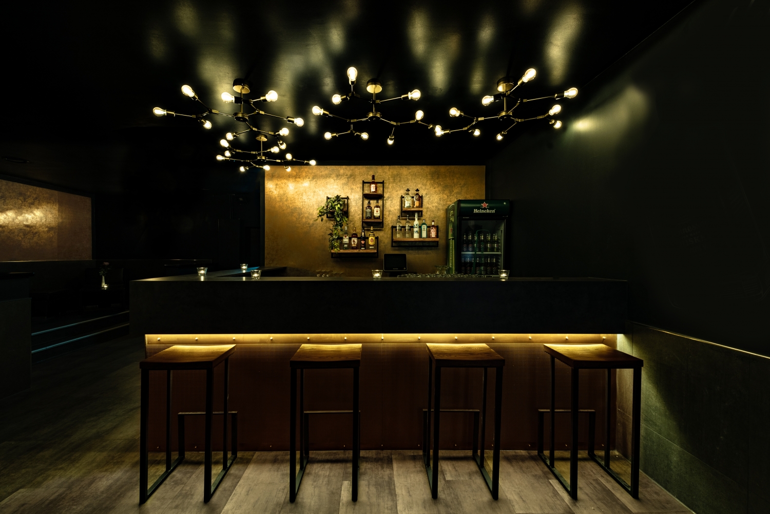 UPPER HALO BAR - Cozy small Bar beside the UPPER HALO Dance floor