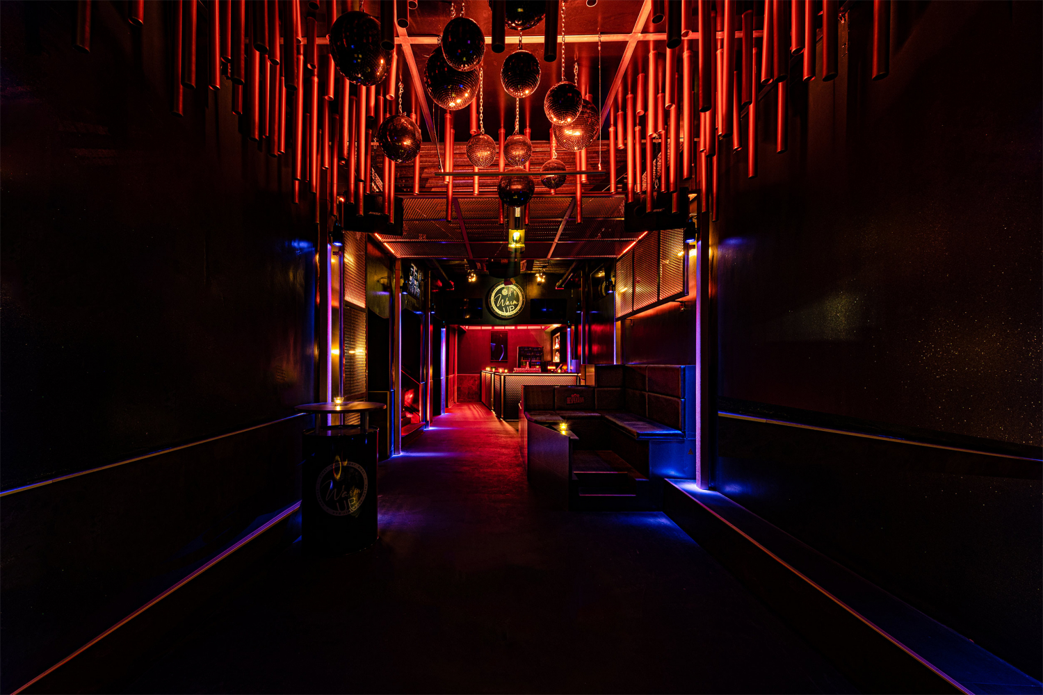 WarmUp Bar Dancefloor/Lounges/Bartresen - THE HALO Entrance Area